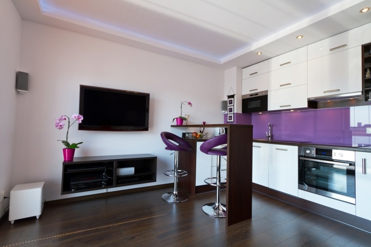 cuisine ouverte sur salon blanc violet