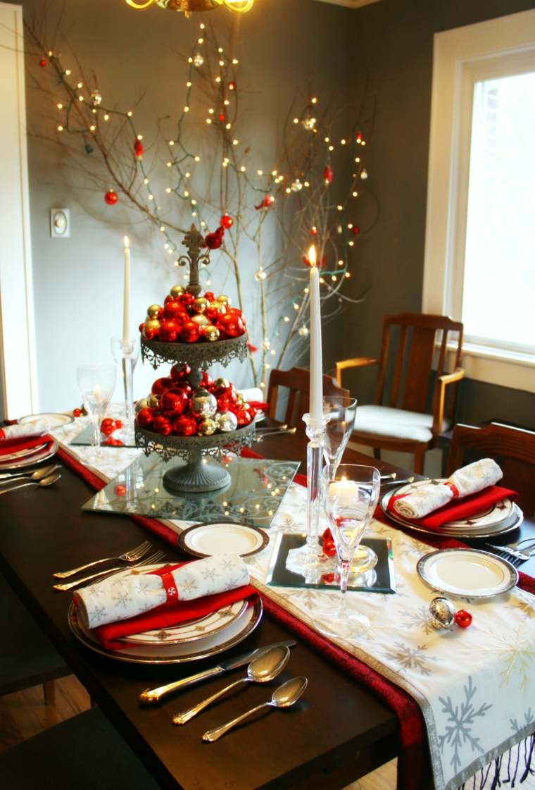 Idée de déco de table pour Noël centre de table bougie boule rouge blanc lumières