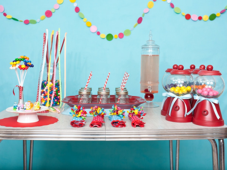 déco de table anniversaire bonbons guirlande suspension idée originale