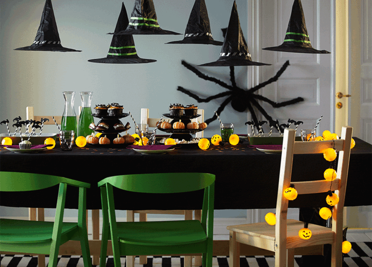 décoration halloween maison table sorcière chapeau guirlande lumière 