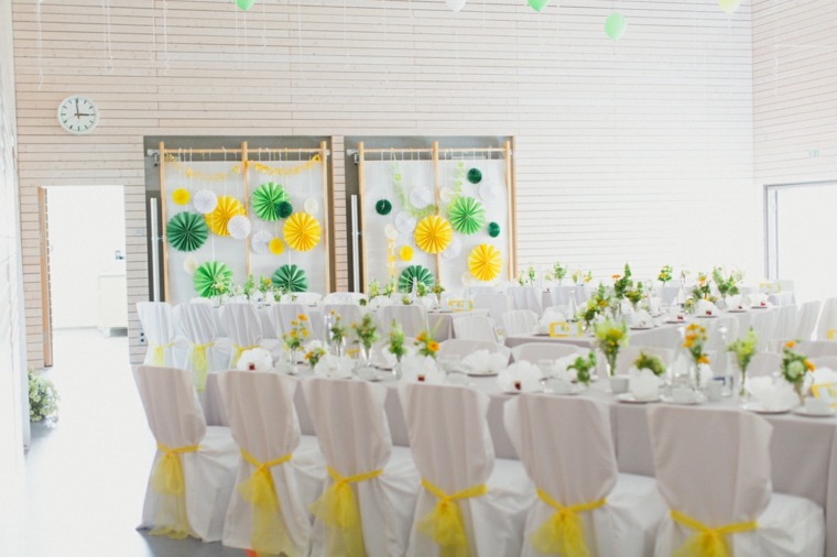 décoration mariage en blanc jaune vert fleurs table idée 