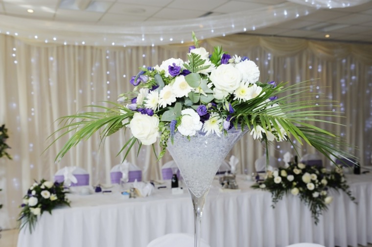 centre de table mariage en blanc fleurs bouquet idée 