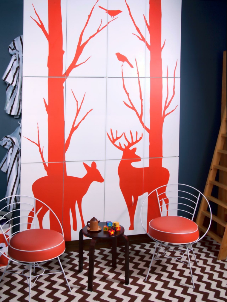salle de jeux enfant idée tapis de sol motif graphique déco mur dessins table basse bois 