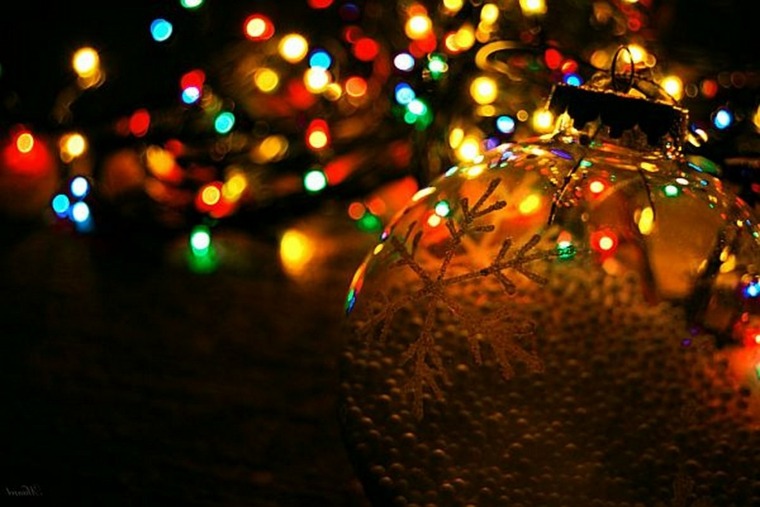 Décoration de Noël extérieure lumineuse idée guirlande boule de noel 