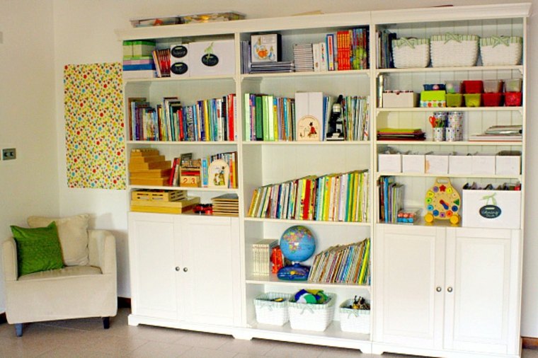 salle de jeux enfant rangement idée bibliothèque livres fauteuil beige 