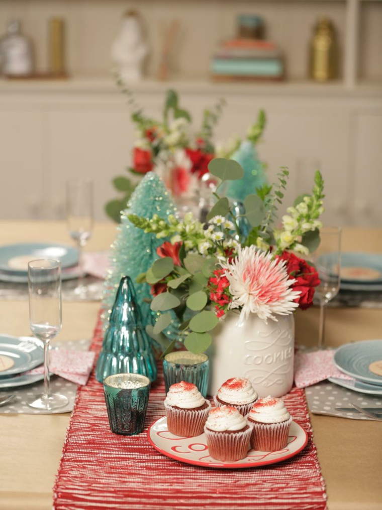 décoration de table noël fleurs bouquet nappe rouge blanche objets