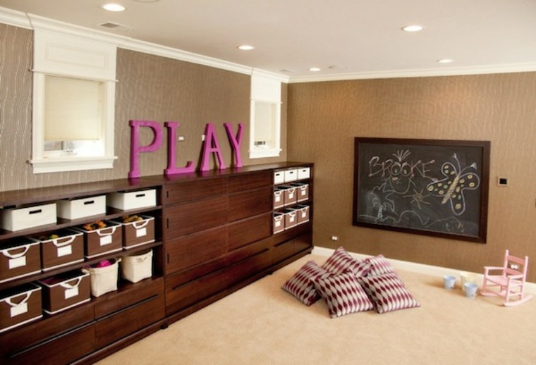 salle de jeux enfant meuble bois design tapis de sol beige déco mur coussins