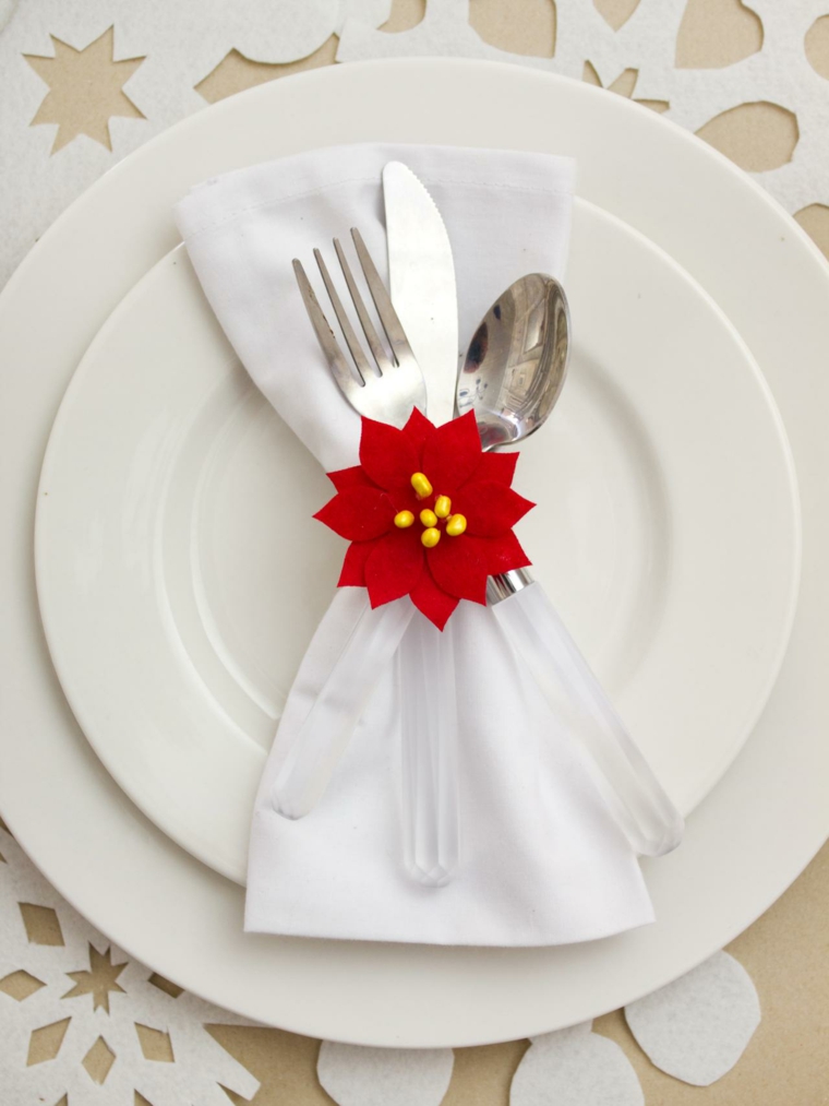 décoration noël minimaliste assiette blanche serviette 