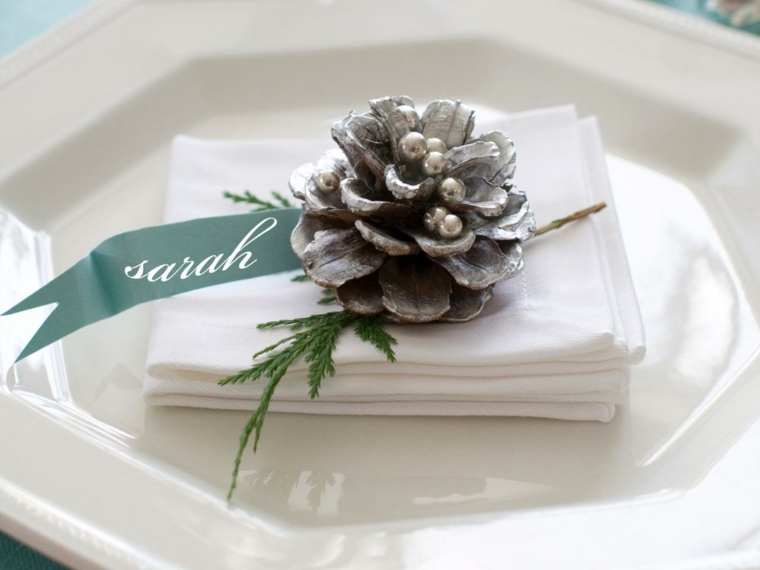 décoration minimaliste noel serviette pomme de pin argent idée assiette