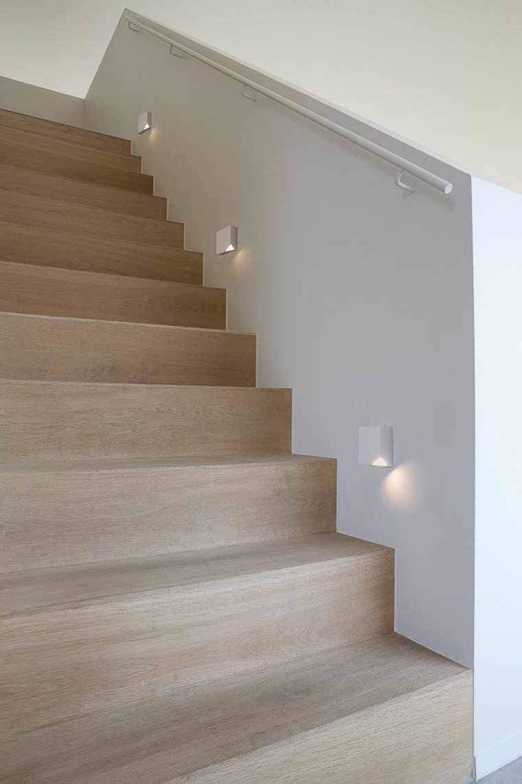 idee deco escalier intérieur petites lumieres LED