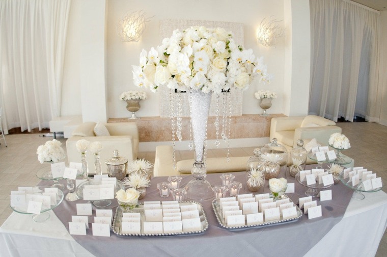 mariage en blanc déco fleurs idée bouquet centre table 