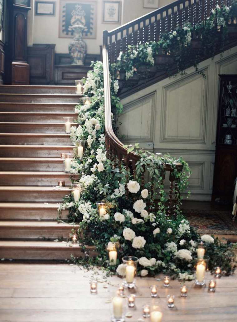 déco mariage escalier fleurs bougies idée 
