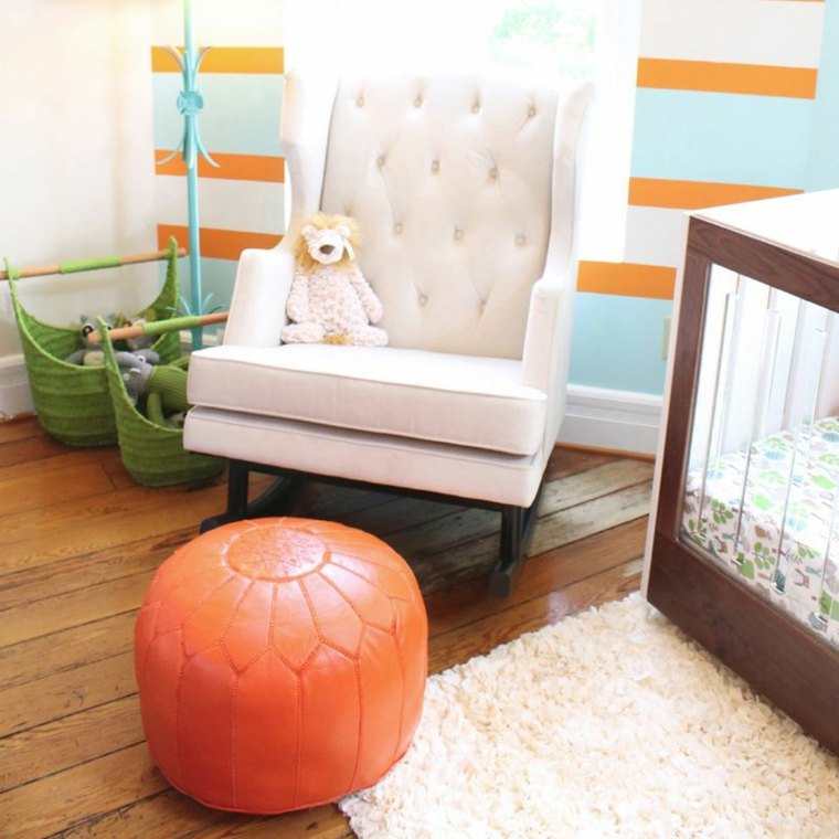 déco chambre bébé aménagement design pouf cuir orange fauteuil blanc tapis de sol 
