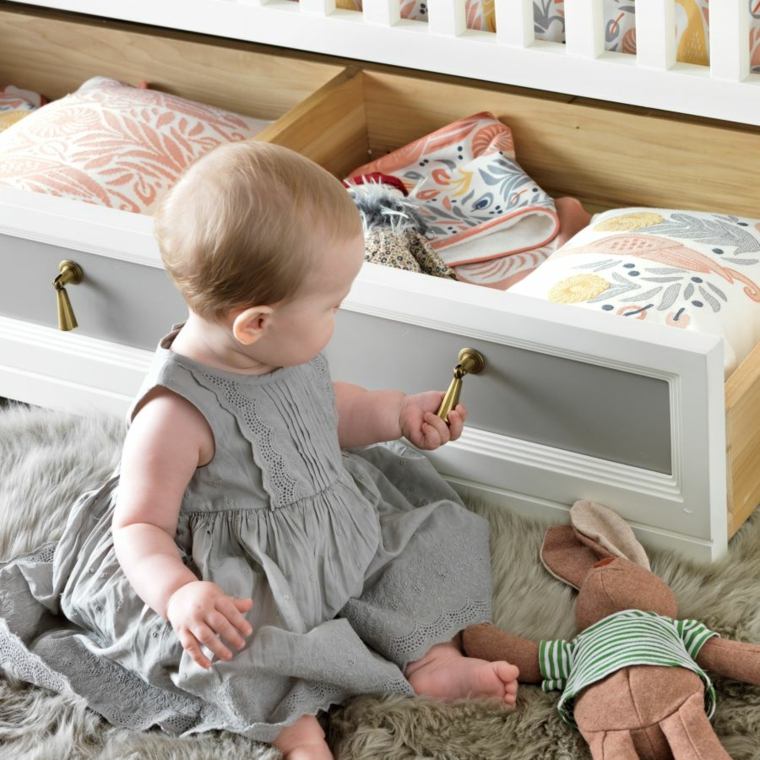 meuble design chambre bébé commode bois idée tapis de sol 