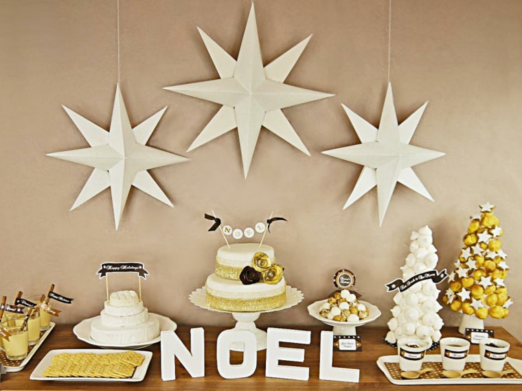 décoration noel idée suspension mur étoiles gâteaux 