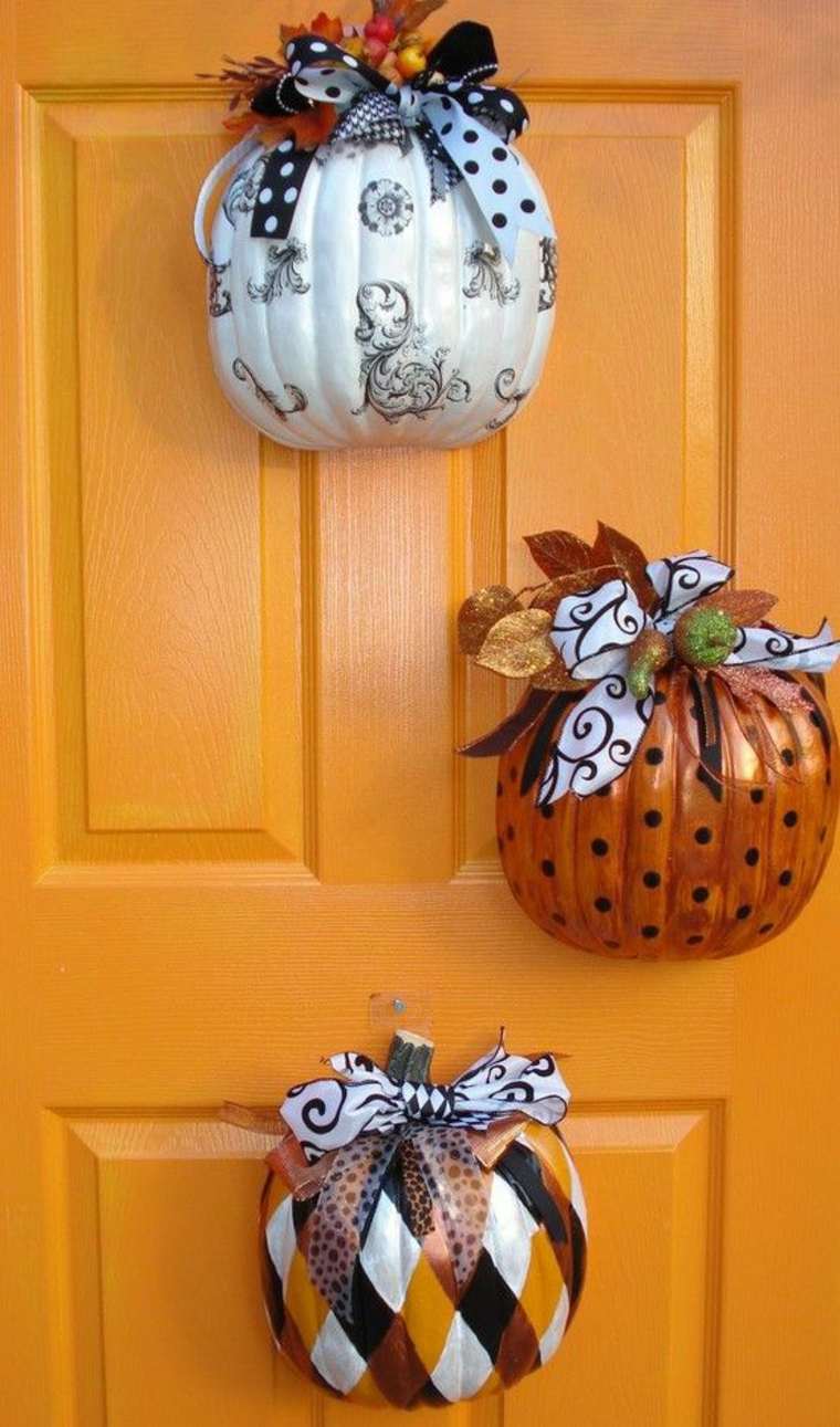 Citrouille Halloween décoration idée déco porte halloween citrouille ruban tissu