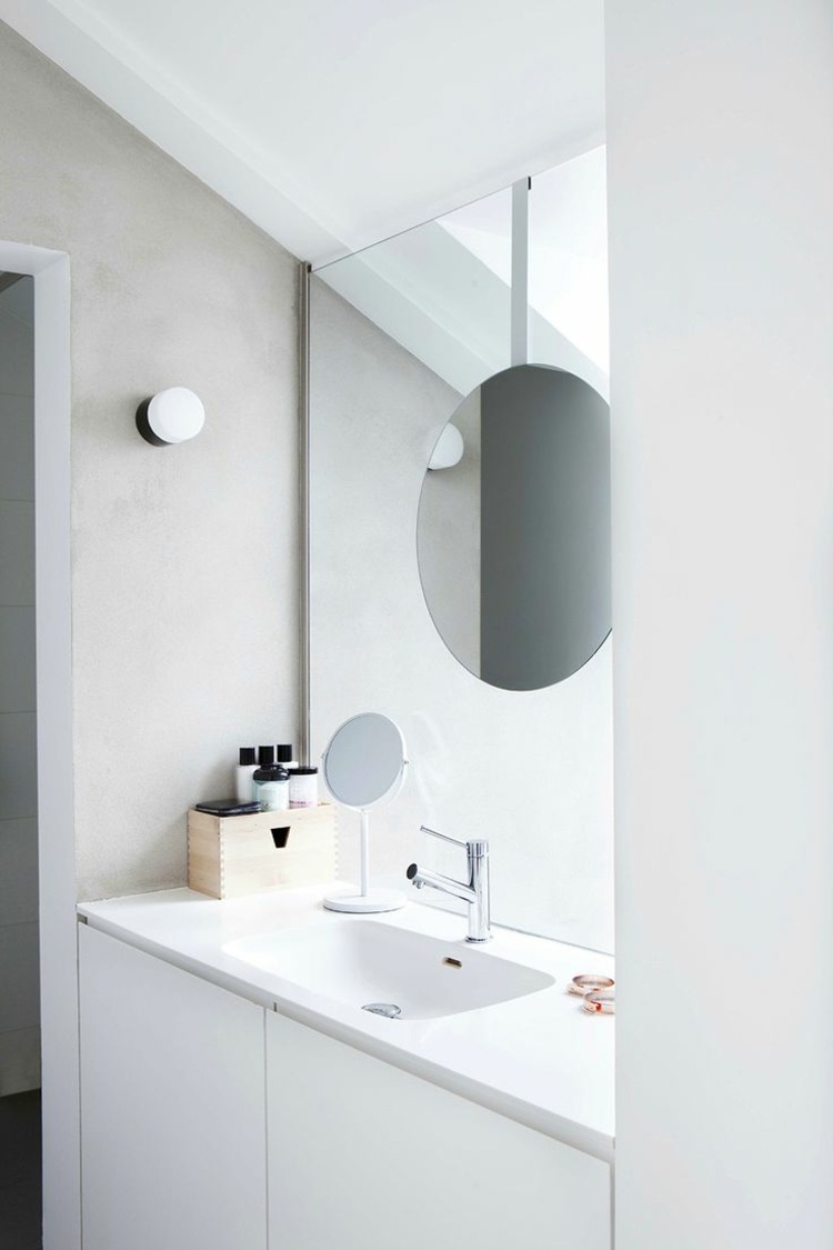 salle de bains blanche deco miroir