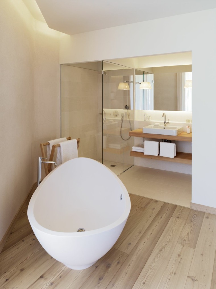 photo salle de bains avec baignoires blanches 