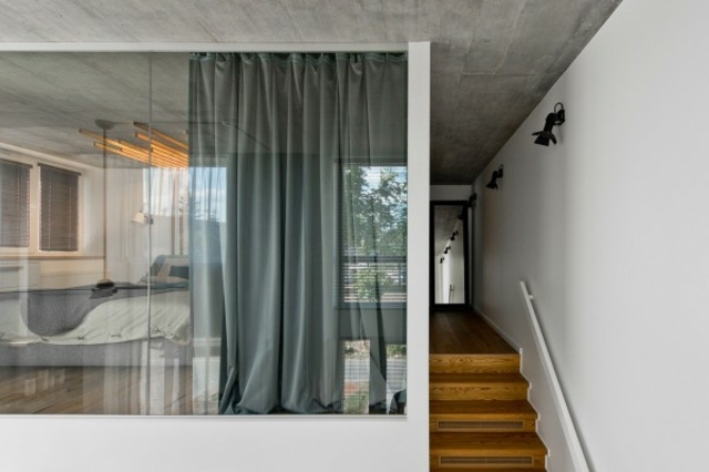 loft moderne chambre à coucher rideau gris design escalier bois chambre à coucher 