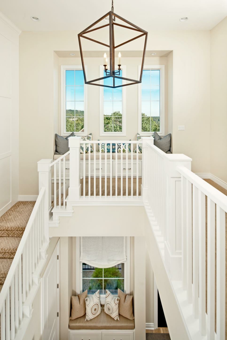 idée gain de place escalier fenêtre espace luminaire suspension escalier bois blanc design