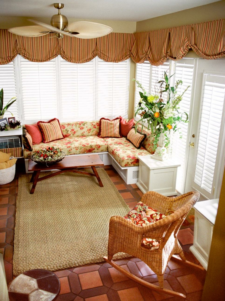 coussin aménagement idée banc de fenêtre tapis de sol beige fauteuil rideaux plante