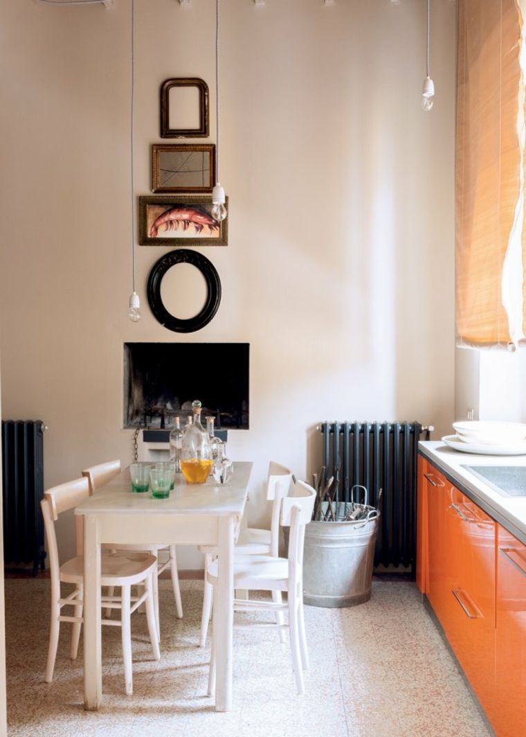 intérieur cuisine style ancien idée aménagement luminaire suspendu design table en bois blanche chaise déco mobilier orange déco mur cadres