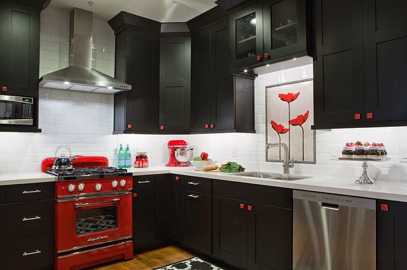 cuisine noir et bois design four rouge moderne déco mur cadre idée