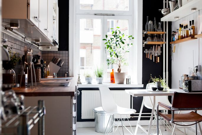 cuisine style scandinave moderne bois blanc table chaise déco plante