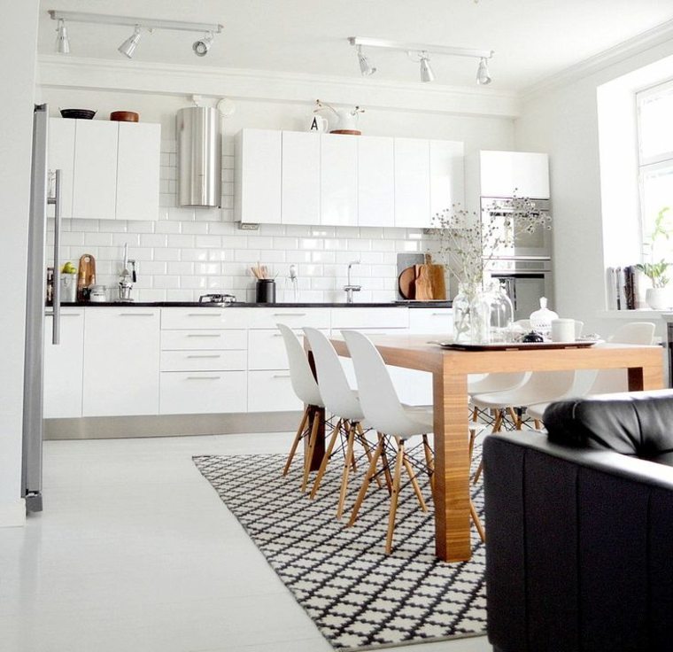 cuisine scandinave design tapis de sol noir et blanc chaise table en bois mobilier blanc