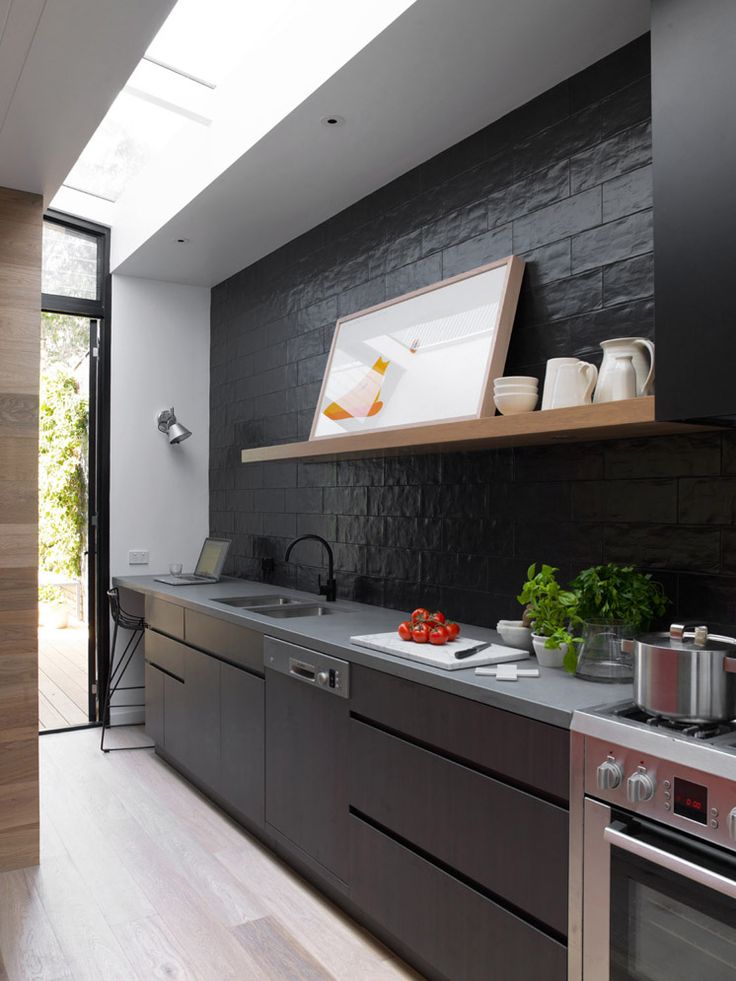 cuisine mobilier bois noir design mur déco plan de travail gris déco cadre idée parquet