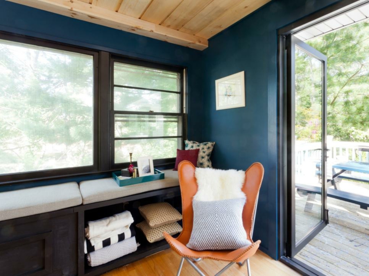 meuble bois fenêtre aménagement idée chaise orange design bleu déco moderne mur
