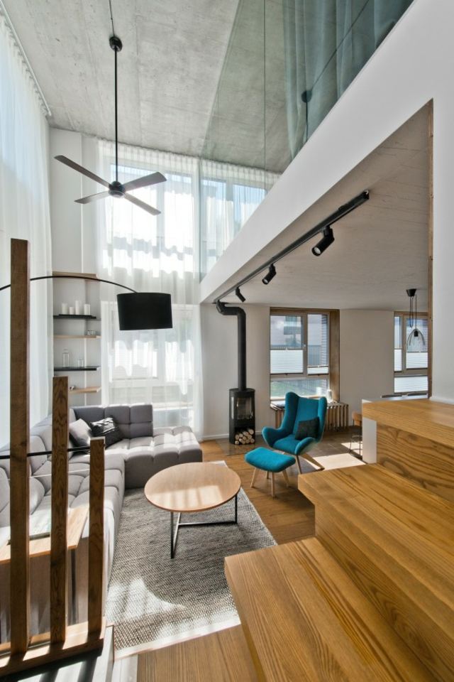 salon canapé gris design luminaire suspension tapis de sol fauteuil bleu escalier bois