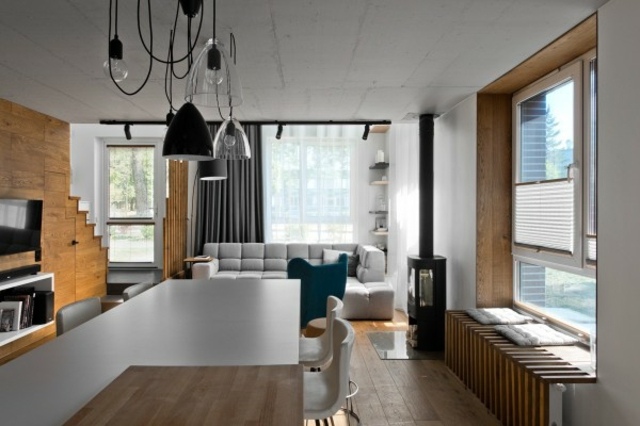 loft contemporain design salle à manger ouverte salon canapé d'angle blanc fauteuil bleu 