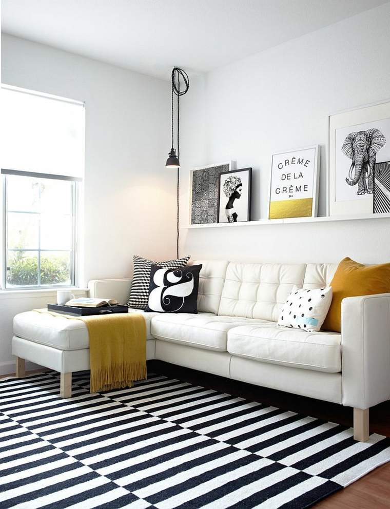 déco noir et blanc salon studio moderne simple accessoires jaune nuances orange