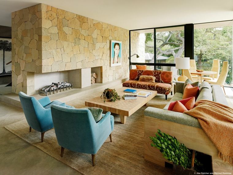 salon moderne design aménagement table en bois basse fauteuil bleu déco tableau mur canapé 