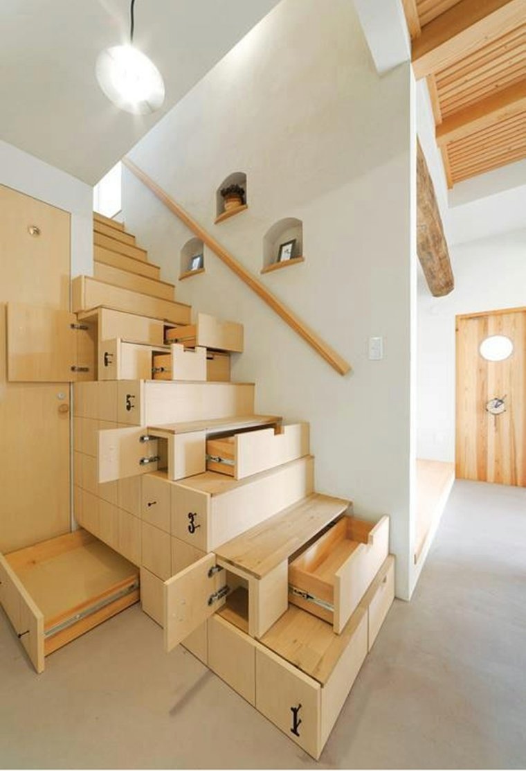 escalier bois nuance claire tiroirs