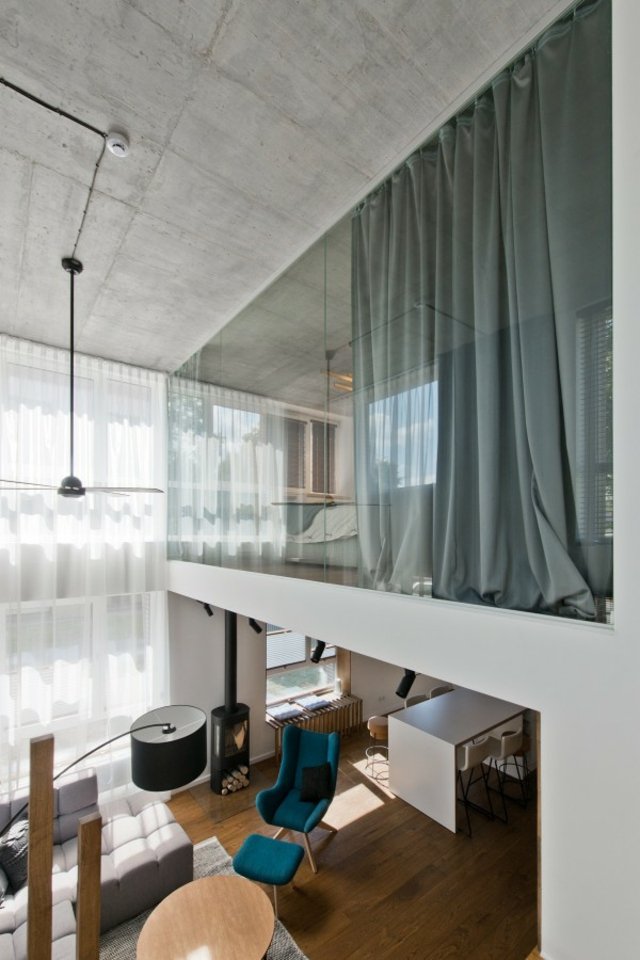 appartement design scandinave loft moderne idée aménagement fauteuil bleu