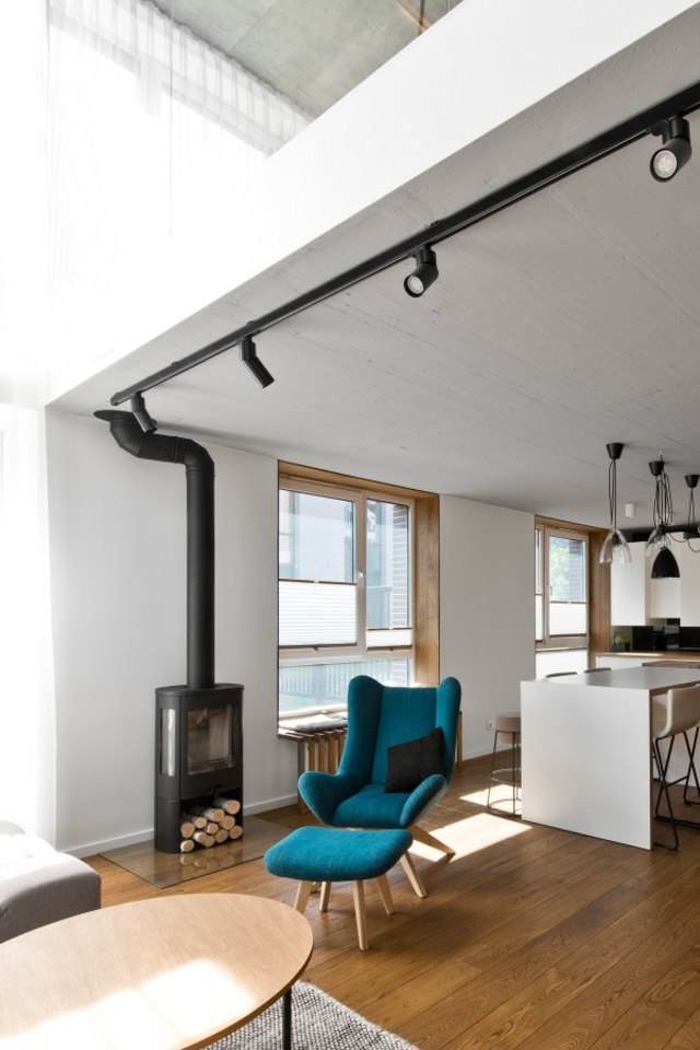 fauteuil bleu salon loft aménagement cuisine ouverte salon luminaire en suspension