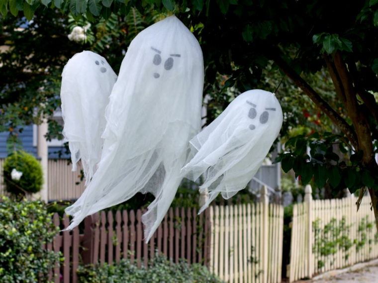 fantôme idée déco halloween extérieure bricolage facile 
