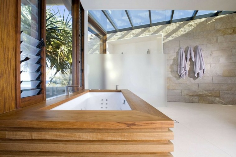 salle de bain design baignoire bois mur déco pierre idée aménagement 