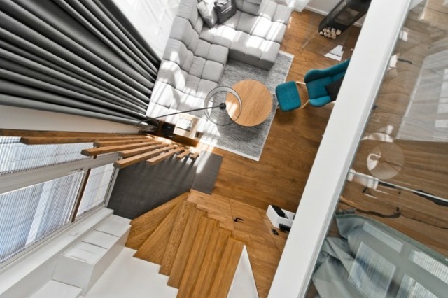 loft moderne contemporain design aménagement table bois basse fauteuil bleu 