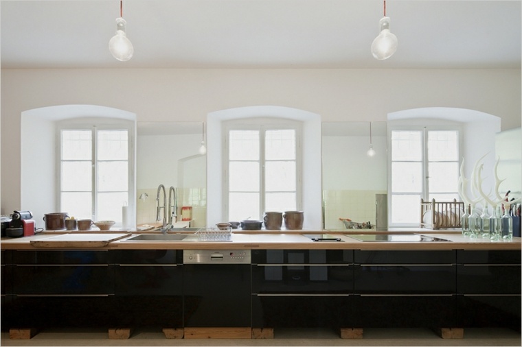 intérieur cuisine design éclairage luminaire suspension mobilier cuisine noir bois laqué
