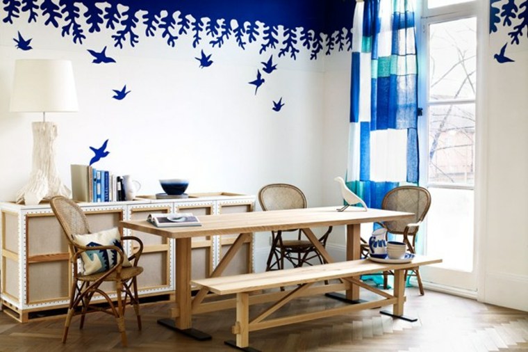 idée déco salle à manger salon design papier peint mur rideau bleu meuble bois 