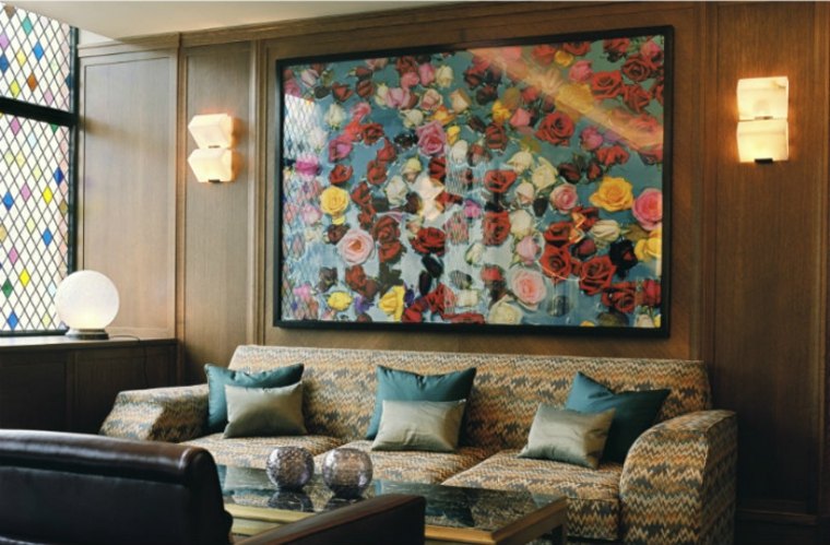 designer connu salon intérieur moderne tableau déco mur canapé coussins