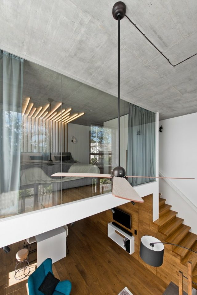 loft moderne idée aménagement chambre à coucher luminaire suspension escalier bois fauteuil bleu
