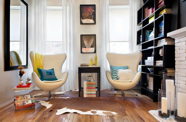 matériaux écologiques intérieur idée aménagement fauteuil blanc coussins déco mur étagère bois bibliothèque 