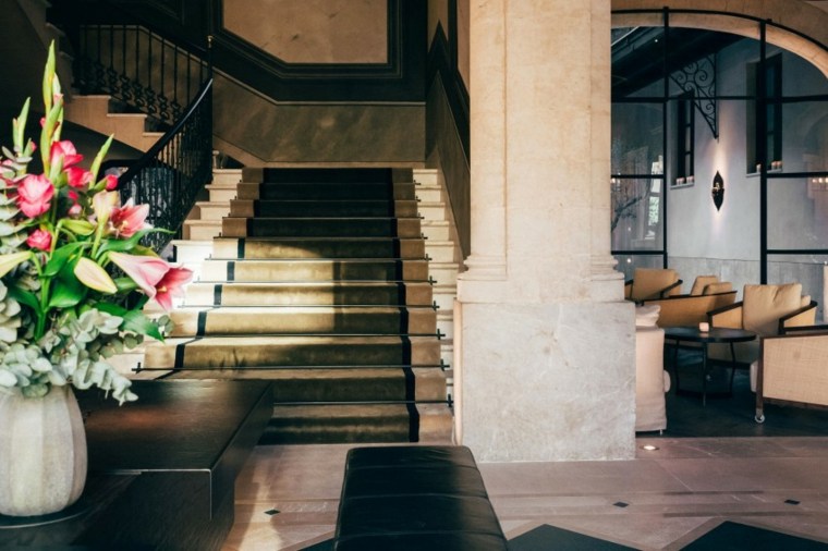 hôtel design palma de mallorca fleurs bouquet déco entrée escalier design idée entrée hall