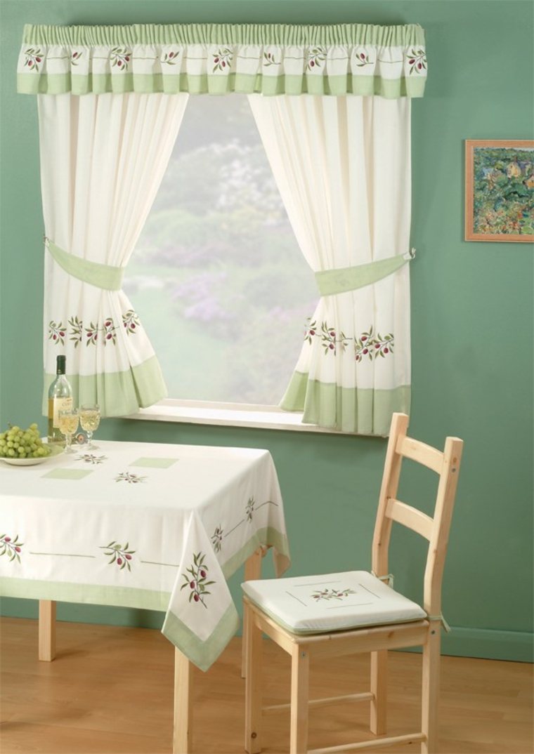rideau rétro salle à manger idée occultation fenêtre table salle à manger bois chaise déco mur vert 