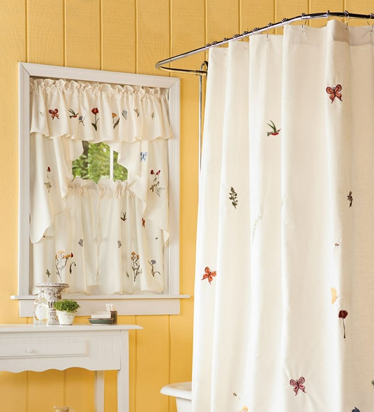 rideau blanc motif floral idée salle de bain jaune rideaux blancs