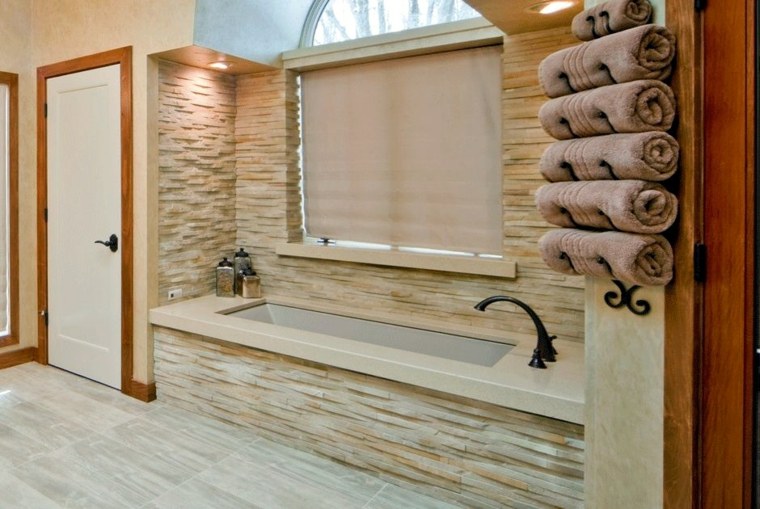 salle de bain design plaquettes parement baignoire miroir déco porte blanche bois design carrelage